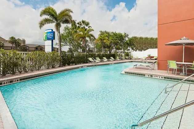 Holiday Inn Express Hotel & Suites Universal