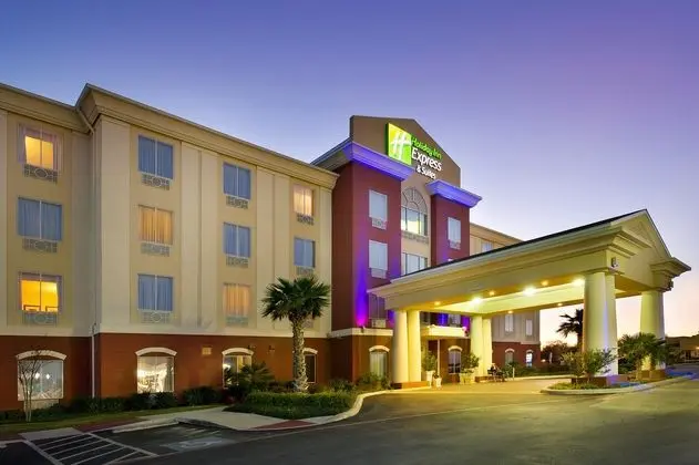 Holiday Inn Express and Suites Uvalde