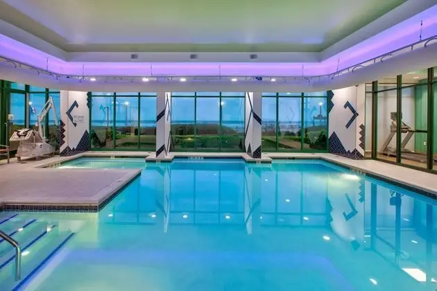 Holiday Inn Express and Suites Va Beach Oceanfront - Havuz