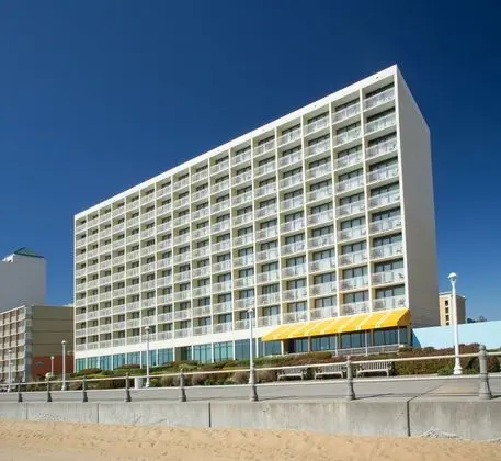 Holiday Inn Express and Suites Va Beach Oceanfront - Plaj