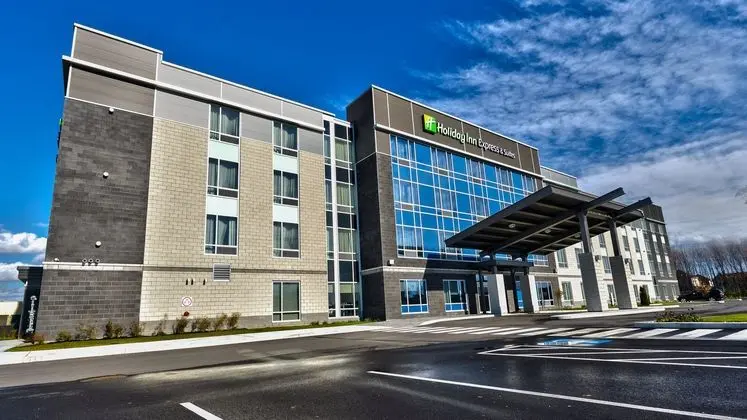 Holiday Inn Express and Suites Vaudreuil Dorion