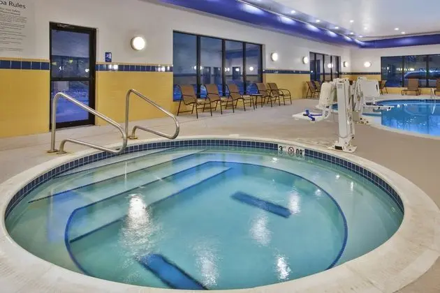 Holiday Inn Express and Suites Washington Meadow L - Havuz