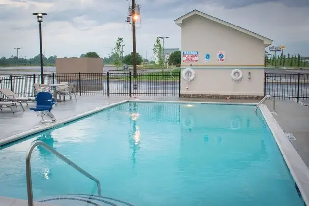 Holiday Inn Express and Suites West Memphis - Havuz