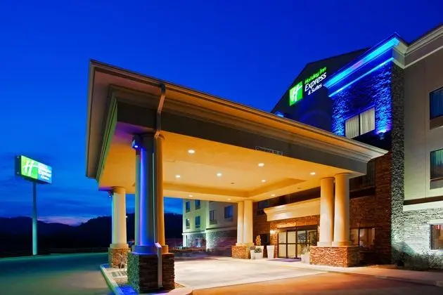 Holiday Inn Express and Suites Weston