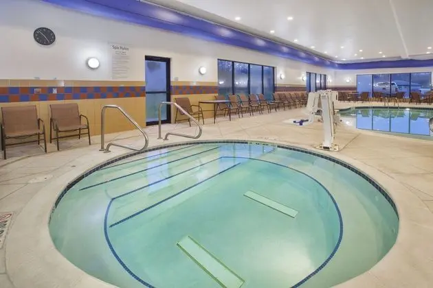 Holiday Inn Express and Suites Wheeling - Havuz