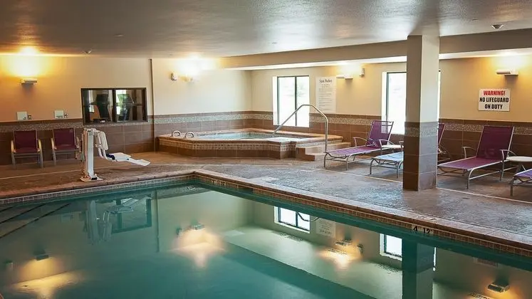 Holiday Inn Express and Suites Wichita Northeast - Havuz