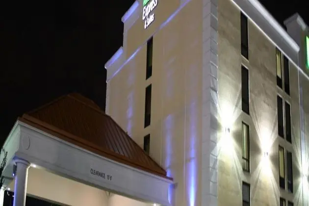 Holiday Inn Express and Suites Wilmington Universi