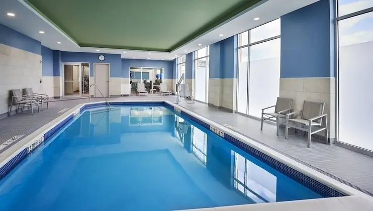 Holiday Inn Express & Suites Windsor East - Lakeshore, an IHG Hotel - Havuz