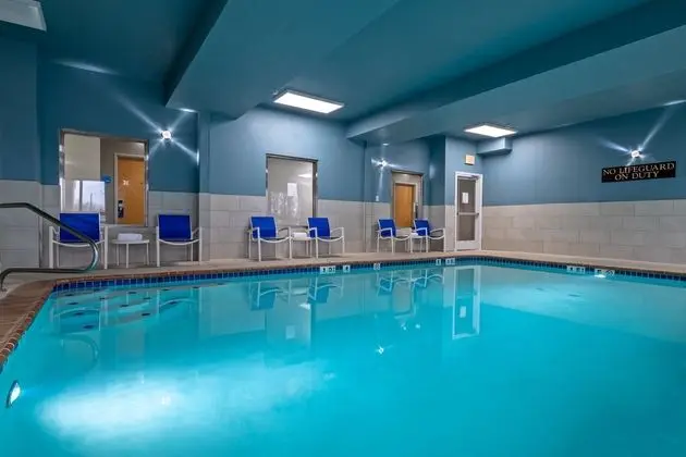 Holiday Inn Express Hotel & Suites Woodbridge - Havuz
