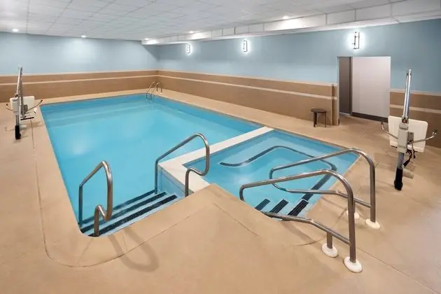 Holiday Inn Express and Suites Wyomissing - Havuz