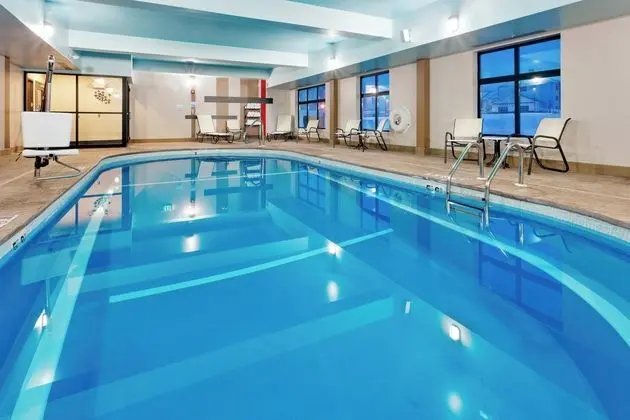 Holiday Inn Express Hotel & Suites York NE - Marke - Havuz