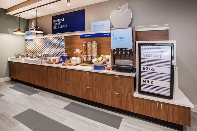 Holiday Inn Express & Suites Yorkville, an IHG Hotel - Kahvaltı
