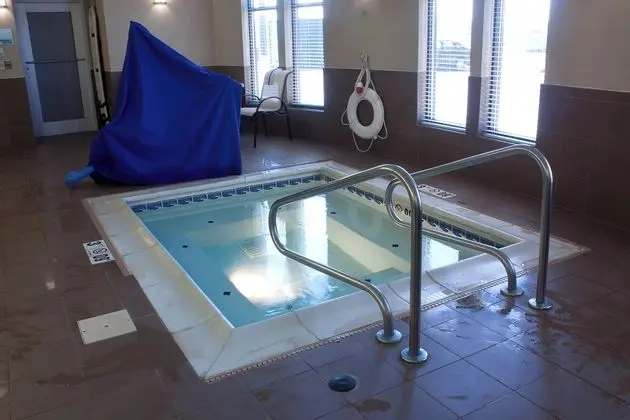 Holiday Inn Express and Suites Youngstown West Aus - Havuz