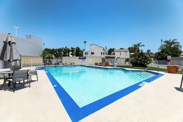 Holiday Inn Express Van Nuys - Havuz