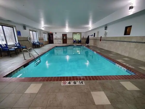Holiday Inn Express Waterloo Cedar Falls - Havuz