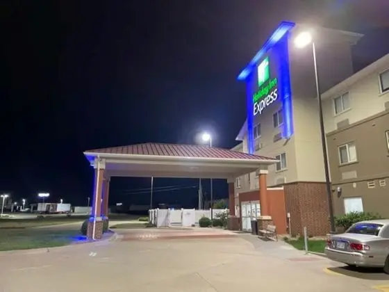 Holiday Inn Express Wichita North - Park City - Dış Mekan