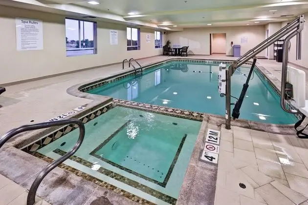 Holiday Inn Express Wichita Northwest - Airport Ar - Havuz
