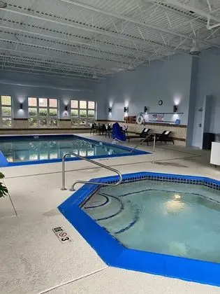 Holiday Inn Express Wixom - Havuz