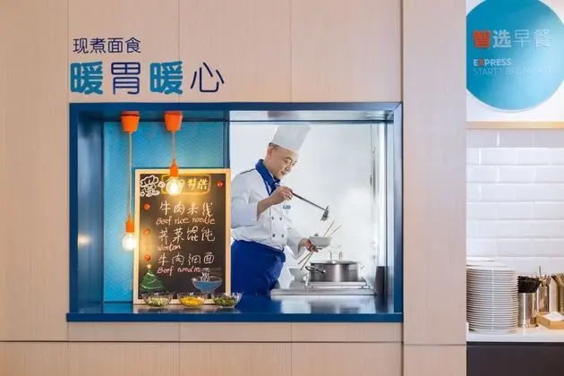 HOLIDAY INN EXPRESS Xi'an Ancient Town West - Yeme / İçme