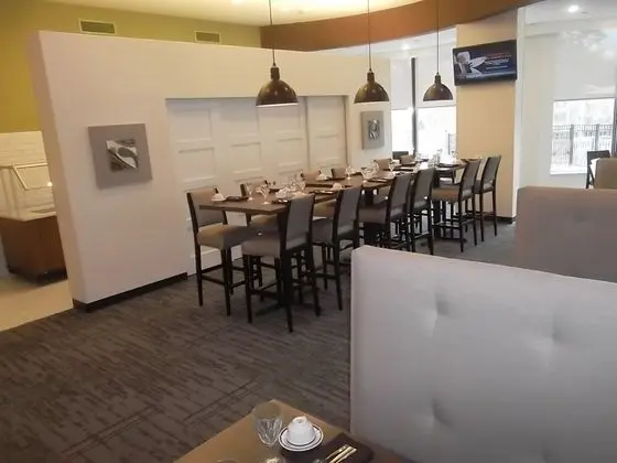 Holiday Inn Greensboro Coliseum - Yeme / İçme