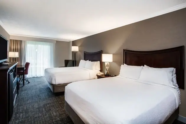 Holiday Inn Lake George Turf