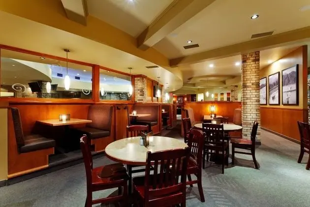 Holiday Inn Lethbridge, an IHG Hotel - Yerinde Yemek