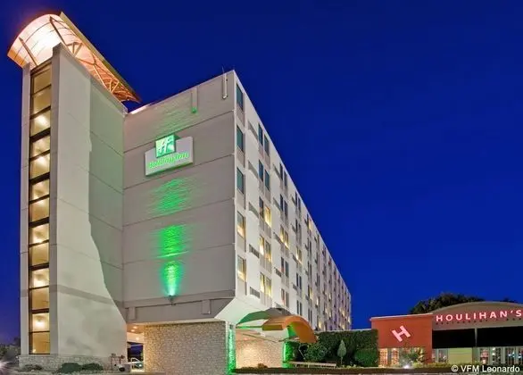 Holiday Inn Manhattan at The Campus