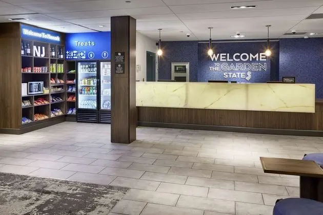 Holiday Inn Newark Airport - Lobi