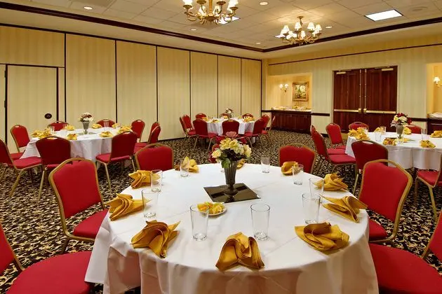 Holiday Inn Norfolk Airport