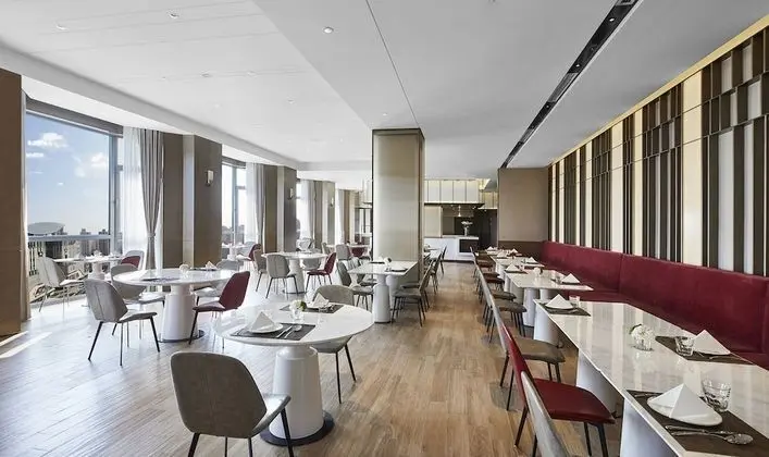 Holiday Inn Shanghai Huaxia, an IHG Hotel - Yerinde Yemek