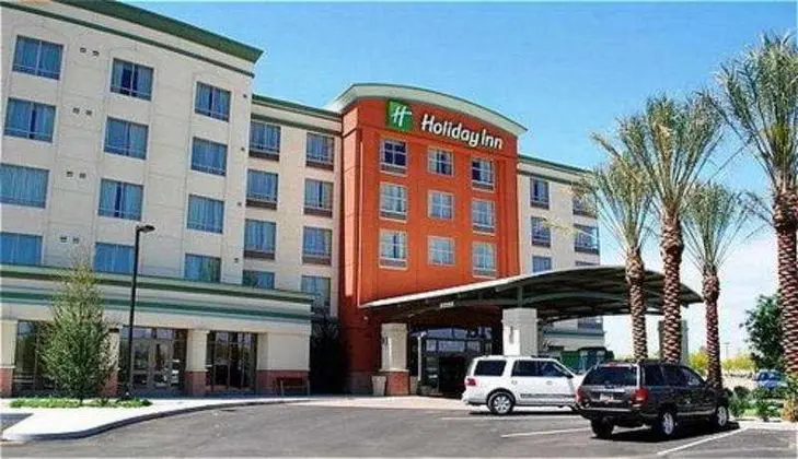 Holiday Inn and Suites Airport