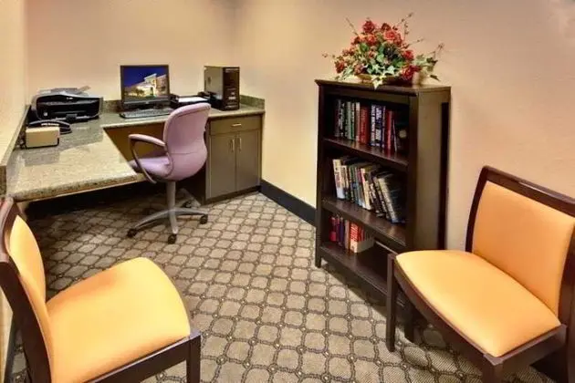 Holiday Inn & Suites Bakersfield