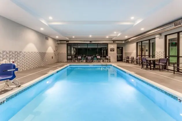 Holiday Inn & Suites Cedar Falls-Waterloo Event Ct - Havuz