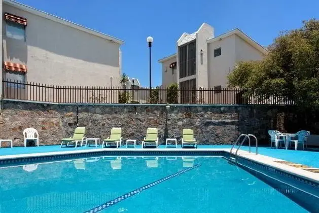Holiday Inn & Suites