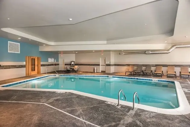 Holiday Inn & Suites - Joliet Southwest, an IHG Hotel - Havuz
