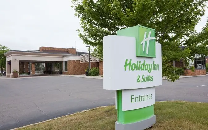 Holiday Inn & Suites St. Cloud