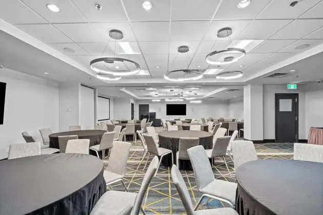 Holiday Inn Hotel and Suites Surrey East Cloverdal