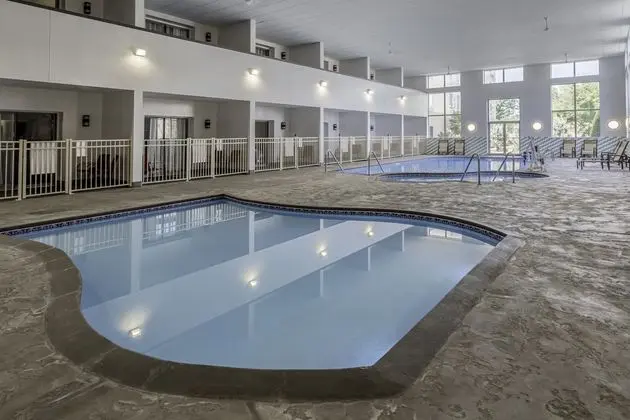 Holiday Inn Hotel and Suites Wausau Rothschild - Havuz