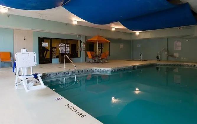 Holiday Inn Wilmington-Market St. - Havuz