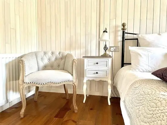 Holiday Lettings Beech Lodge - Stunning 6-bed King