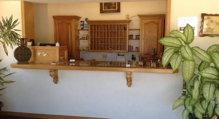 Holiday Lodge & Suites