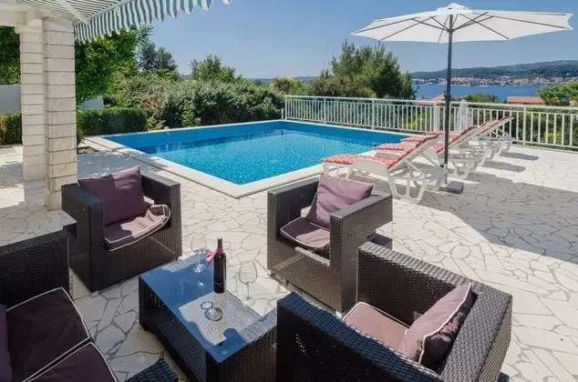 Holiday Villa Perna with Swimming Pool - Yerinde Yemek
