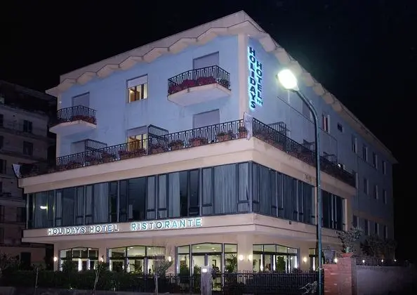 Hotel Holidays - Öne Çıkan Resim