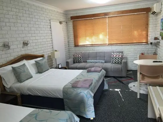 HOLLAND PARK MOTEL
