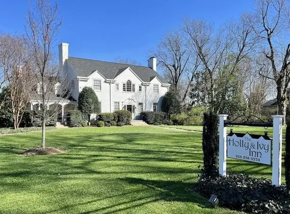 The Holly and Ivy Inn