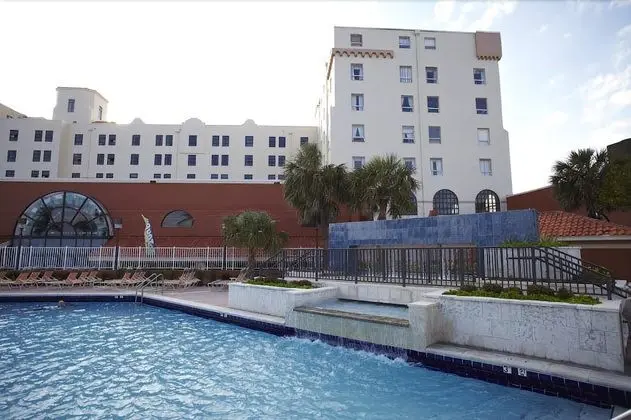 Hollywood Beach Resort- Large Studio Sleeps 4 - Havuz