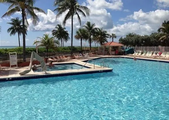 Hollywood Beach Resort- Stylish Large Studio - Havuz