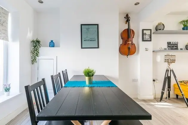 The Hollywood Beautiful 3 Bedroom House - Oda Düzeni