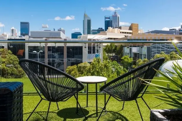 Hollywood Style Studio With Fantastic Roof Terrace