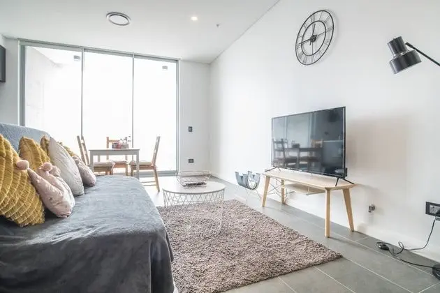 Home With Convenient Location! Close to Train&cbd